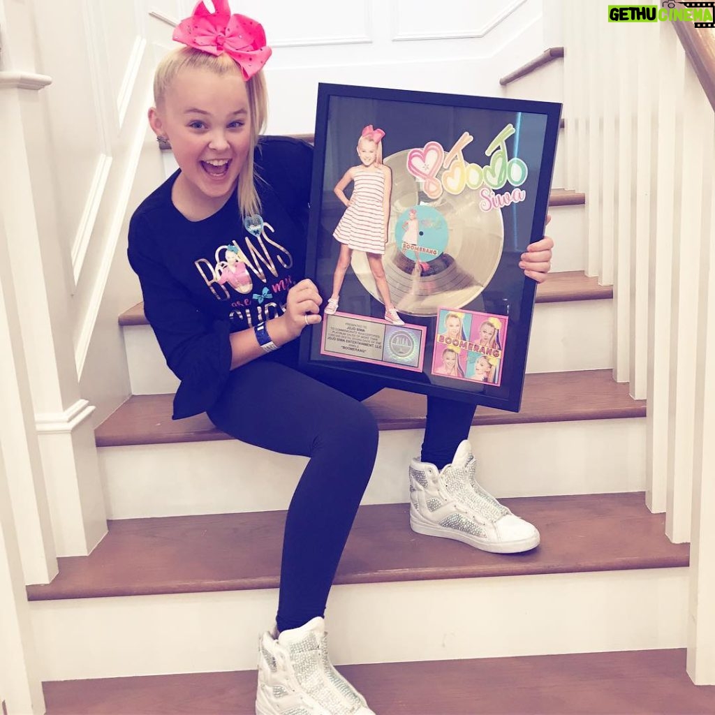 JoJo Siwa Instagram - BOOMERANG WENT PLATINUM 😱💜 OMG THANK YOU SO MUCH🎉 I love you all so much and thank you for everything you guys are amazing🤙🏻❤️