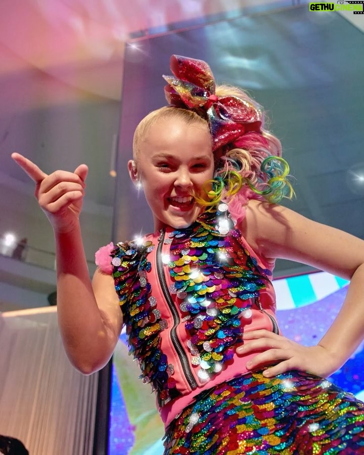 JoJo Siwa Instagram - Who is excited for "JoJo Siwa My World !" 🎶🎉 Make sure you watch on Saturday !!! Ahhhhh I can't wait for you all to see it !🎤🎀 @nickelodeon #jojosiwamyworld 🌎⭐️💋🎸🎤🎀