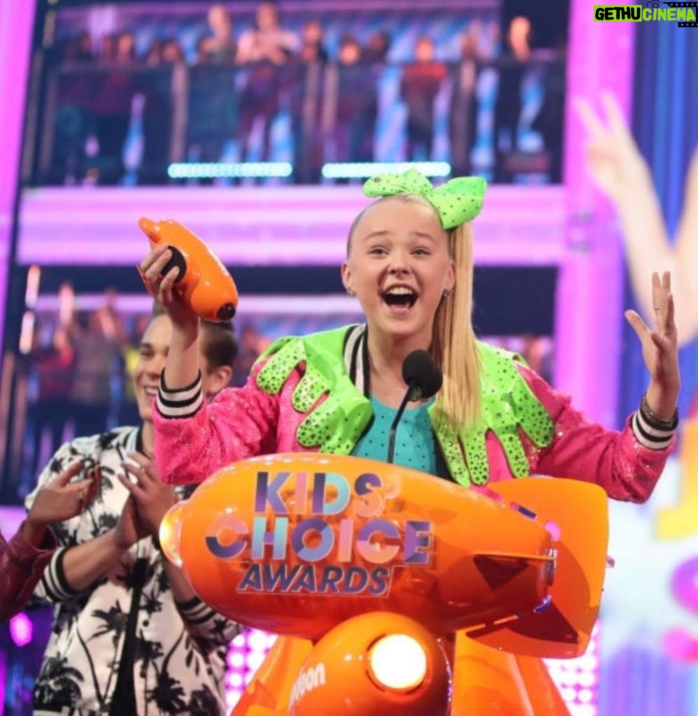 JoJo Siwa Instagram - Tbt to the BEST moment of my life💕🔶💚 winning a KIDS CHOICE AWARD 🦄 thank you to everything and everyone that got me to where I am today!! #Boomerang #Nickelodeon #DanceMoms #Audc #Youtube #SocialMedia #YouGuys #Family #Friends #MyTeam