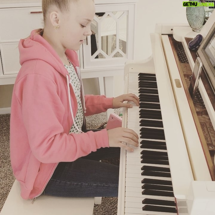 JoJo Siwa Instagram - Love being home and playing my piano !! ❤️🎀🎼🎹
