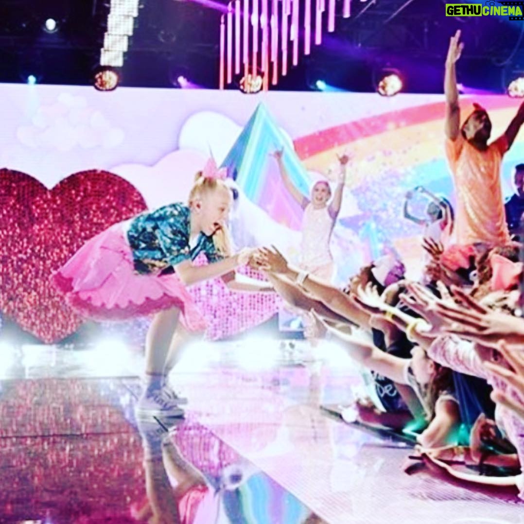 JoJo Siwa Instagram - Love meeting my fans so much !!! Flash back to the Halo Awards!!! And can't wait for Sunday it's my meet and greet at Claire's at Mall of America!!! 1:00-4:00 it's FREEEEE no tickets needed !!! xoxoxo @clairesstores #haloawards #peaceouthaterz #jojosbowparty