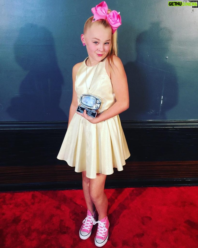 JoJo Siwa Instagram - Such an amazing night last night THANK YOU ALL so much for voting for me - I LOVE YOU GUYS !!!!!!!! 🎀❤️💖😘💕🌟🎉🔶