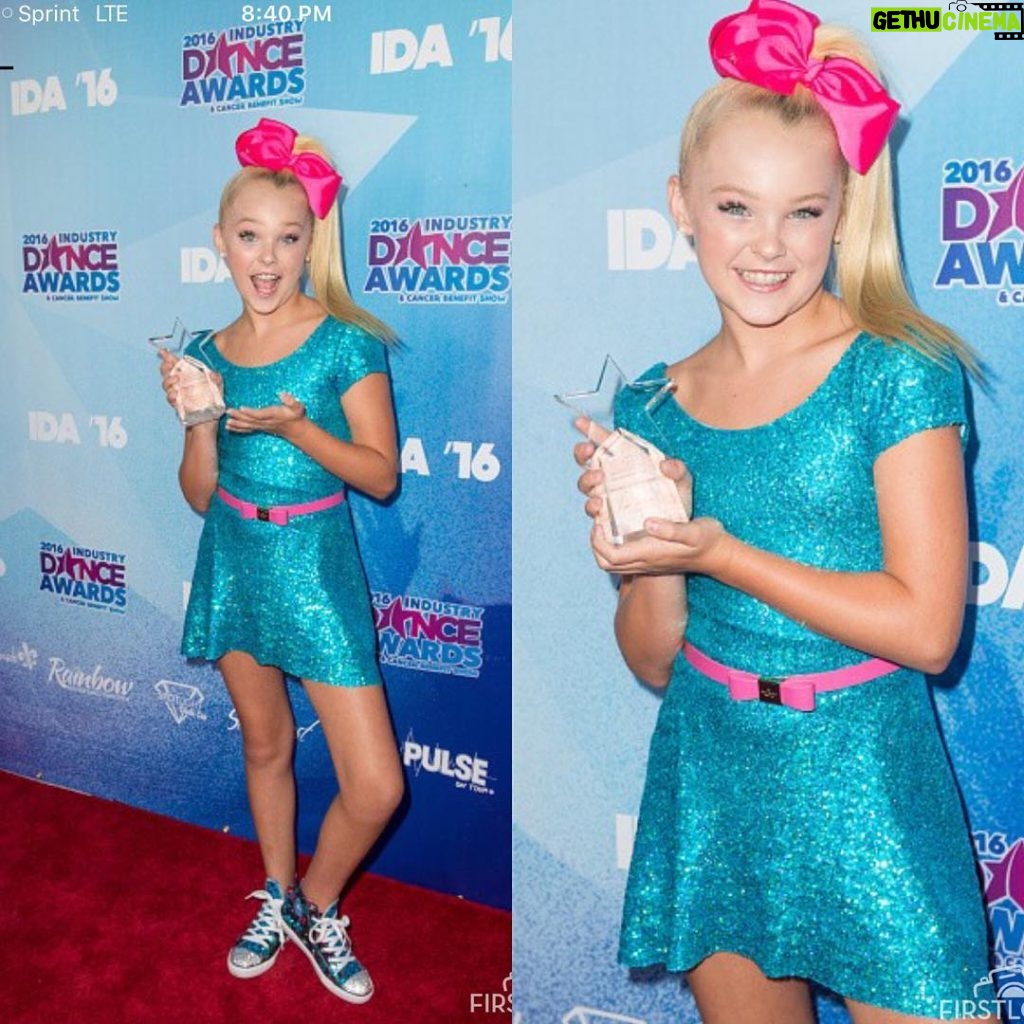 JoJo Siwa Instagram - So incredibly honored to have won "favorite dancer age 17 and under" at the @industrydanceawards last night !!!! Thanks you all so so much for voting for me 🎀😘💋 love my fans sooooooo much 😘👍🏻🎀⭐️ #peaceouthaterz #boomerangjojo #siwanatorz