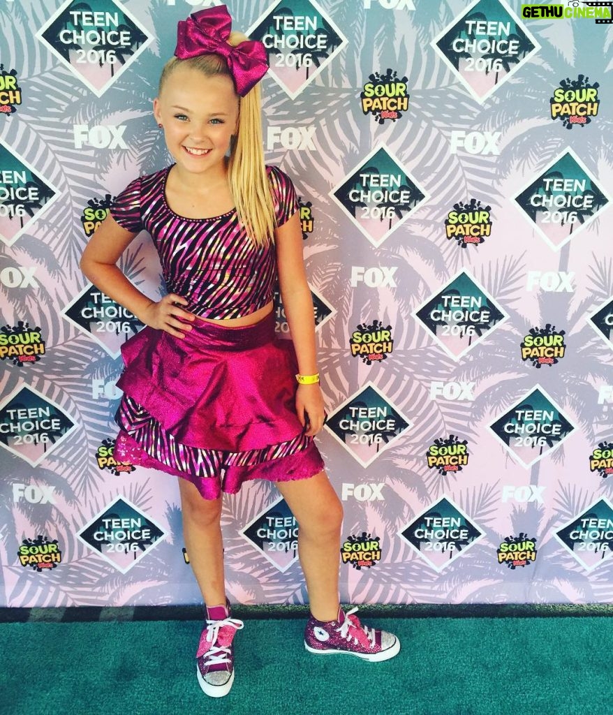 JoJo Siwa Instagram - Had so much fun at the Teen Choice Awards!!! 🎀⭐️🎉