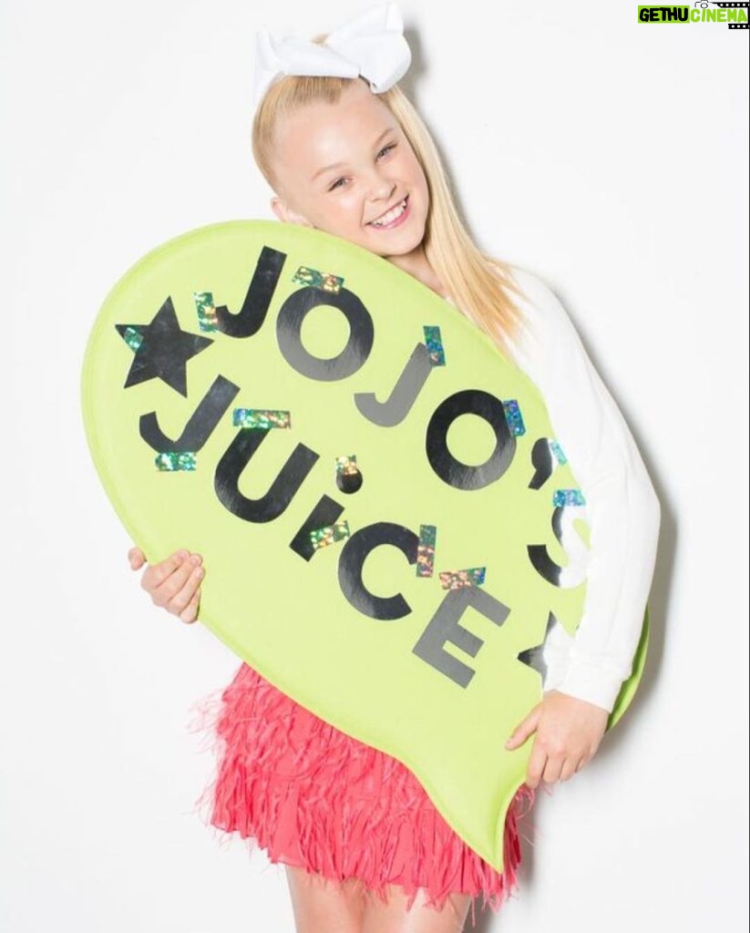 JoJo Siwa Instagram - Gonna do a live JoJo's Juice this week! Make sure u tune in - I will give u a 10 minute warning when it's time⭐️⭐️👏🏻👏🏻
