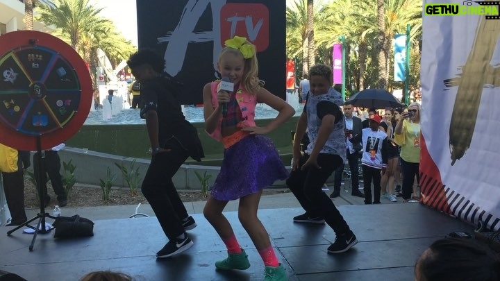 JoJo Siwa Instagram - Had so much fun performing BOOMERANG at Vidcon !!! Thanks for the choreography @rumernoel and thanks for being such great backup dancers @simeoncj1 @jayyhancock