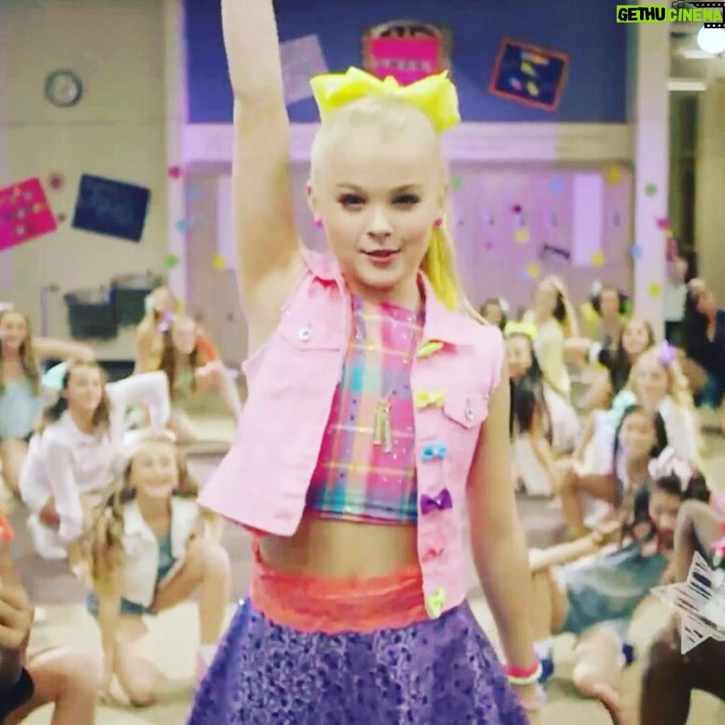 JoJo Siwa Instagram - It's contest time !!!!!! Repost this picture with the caption "get JoJo's BOOMERANG video to #1 on iTunes here is the link https://itun.es/us/-aDAcb #boomerangjojo #peaceouthaterz !!! Following 25 fans tonight that post this picture !!!! Post like crazy and let's get boomerang to #1 on iTunes !!!!! Ready set goooo 💥💥💥💥💥💥💥💥