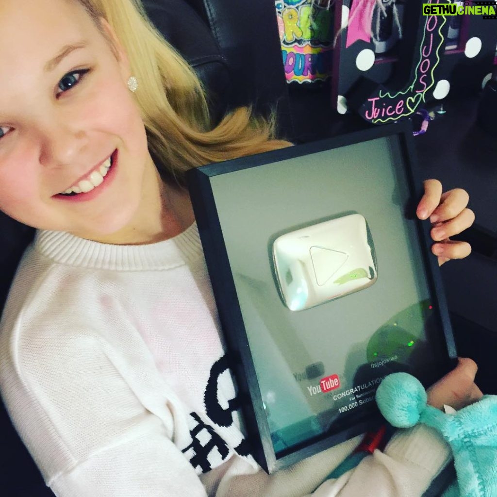 JoJo Siwa Instagram - Love my plaque that YOUTUBE sent me for having 100,000 subscribers!!!!! LOVE MY FANS SOOOOOOOOOOOO MUCH 💗💗💗💗💗💗💗💗💗💗💗💗❤️❤️❤️❤️❤️❤️❤️❤️🎀🎀🎀🎀🎀🎀🎀🎀