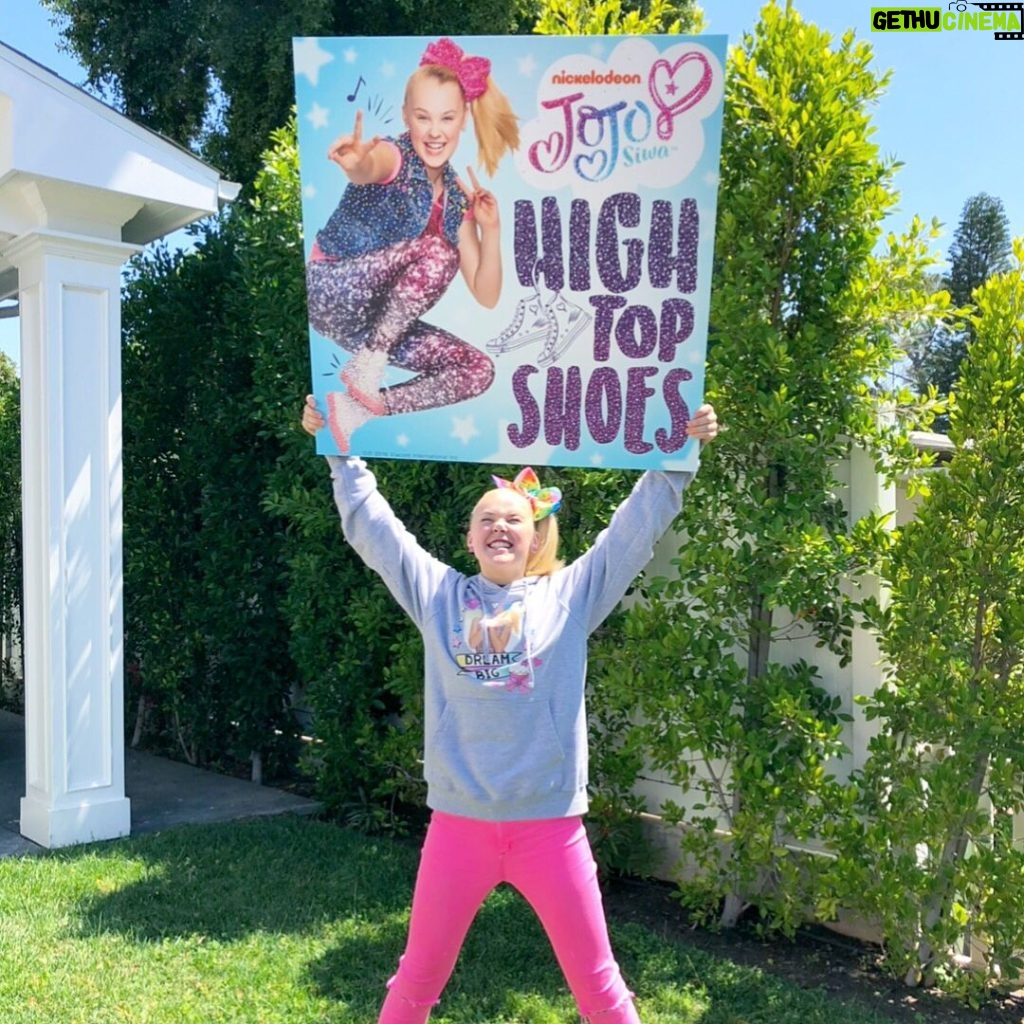 JoJo Siwa Instagram - TODAY IS THE DAY!! MY NEW SONG “High Top Shoes” IS OUT!!💜🎉 YOU CAN DOWNLOAD IT RIGHT NOW!! THE LINK IS IN MY BIO🔥 YAYYY!!! This is my favorite song that I’ve ever created!! I am so happy that you all can finally listen to it!!!🌈😍