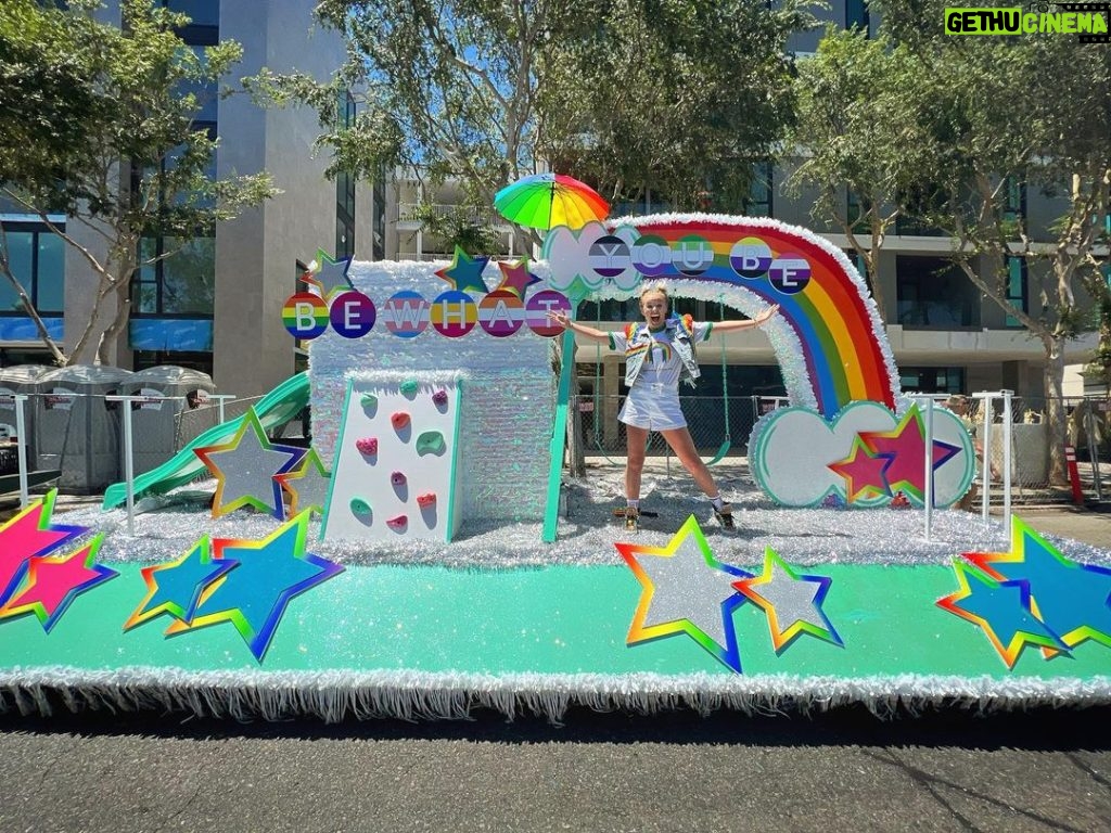 JoJo Siwa Instagram - BE WHAT YOU BE!!!🏳️‍🌈 best day @wehocity PRIDE PARADE ❤️🙏🏼 so honored to be WeHo’s “Next Gen Pride Icon” 🌈