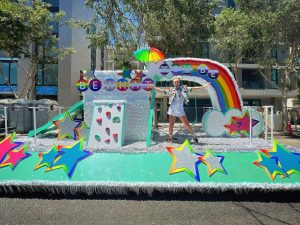 JoJo Siwa Instagram - BE WHAT YOU BE!!!🏳️‍🌈 best day @wehocity PRIDE PARADE ❤️🙏🏼 so honored to be WeHo’s “Next Gen Pride Icon” 🌈