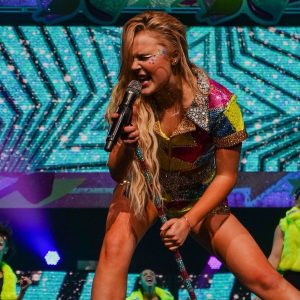 JoJo Siwa Instagram - So grateful to be back on tour doing what I love most🥺💙