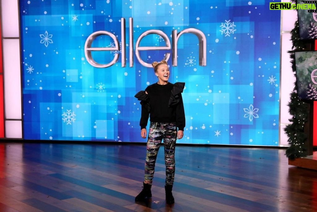 JoJo Siwa Instagram - I cant believe this🥺 when I was little I would watch Ellen every, single, day. I’ve been obsessed for as long as I can remember. I can remember times when I would try so hard to get on Ellen and now…. Ellen had me as a guest host!!🙏🏻 This was DEFINITELY a career dream AND a personal dream come true. So grateful for my sister @meghan_trainor for being a guest and for my 7 best friends @xomgpop for performing!!✨ This is a day that I will never ever forget! Thank you for everything @theellenshow 🙏🏻