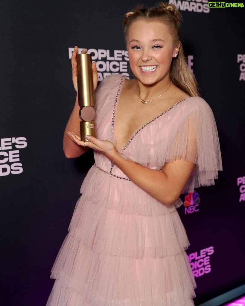 JoJo Siwa Instagram - I have NO words🥺😭🙏🏻 I am so thankful!! Tonight I won my first ever @peopleschoice award for Favorite Reality Competition Contestant for Dancing With The Stars🌟 This award means SO much to me. Thank you to all who voted and made this dream of mine come true! This night was magical and one that I Will remember forever!💗