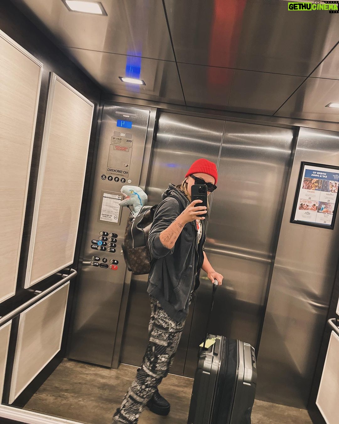 JoJo Siwa Instagram - 48HRs in Florida❤️🔥. There’s 4 photos in this slide that I can’t wait for you to understand what’s happening in them. Give me a few and you’ll know I promise. Any guesses?👀