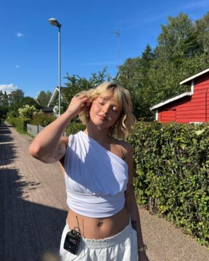 Joalin Loukamaa Instagram - @ylex Läpimurto ”Meistä jää jälki” (YleX Otto) ft. @berttabeee & @aliisasyrja OUT NOW <3 !!