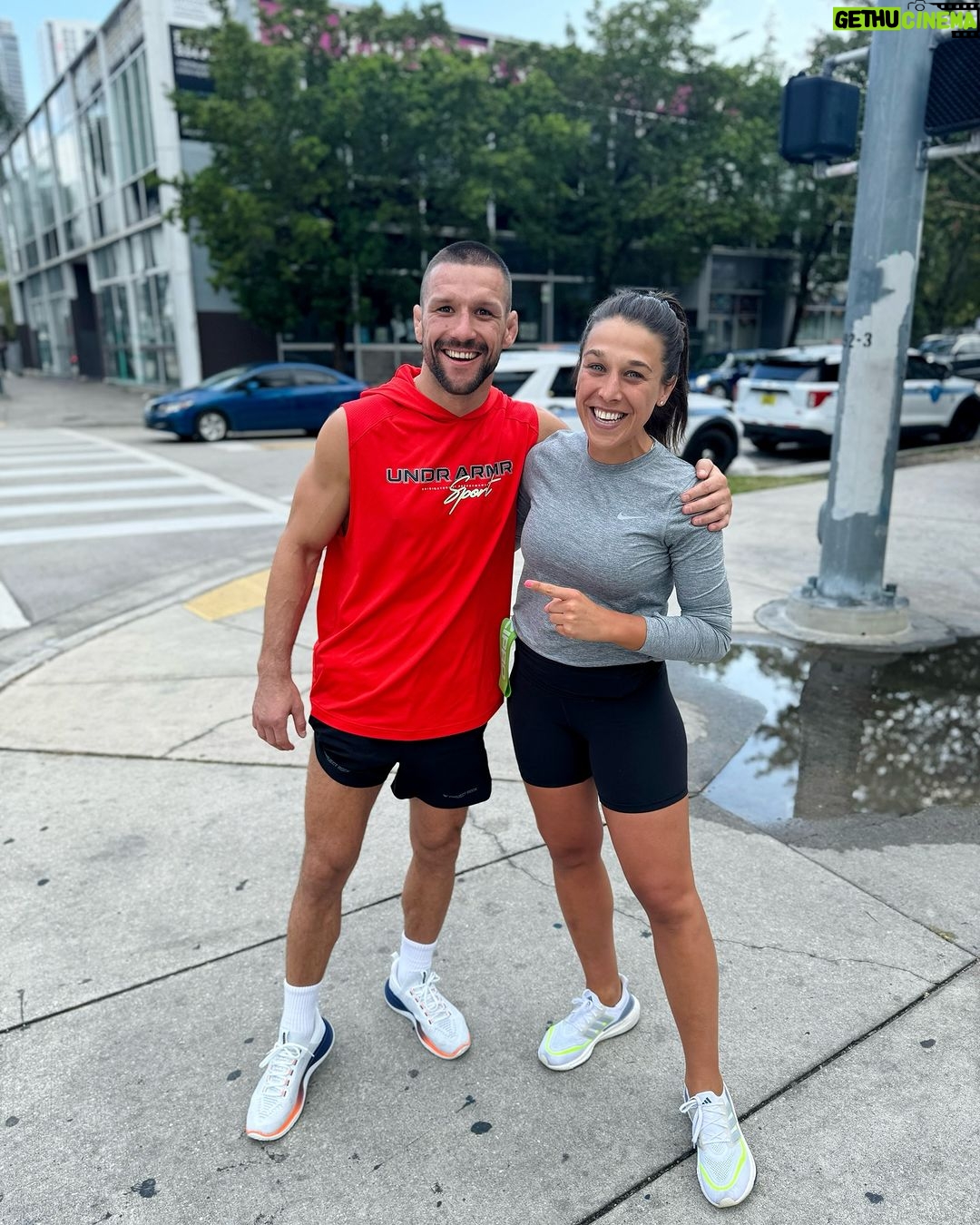 Joanna Jędrzejczyk Instagram - Mateusz z uśmiechem i w dobrej formie🔥 Łapiemy trochę świeżego powietrza przed wieczornym zbijaniem wagi. Mati! Mistrzu! Ciężka praca już za tobą. Poświęciłeś bardzo dużo aby być w tym miejscu. Jeszcze chwila trudu (zbijania wagi) i czeka Cię ta weselsza część roboty wojownika czyli sama walka! Jesteś silny, jesteś szybki, zdrowy w pełnej dyspozycji fizycznej oraz psychicznej. Te sobotnie zwycięstwo należy się Tobie! To kwestia czasu gdy sięgniesz najwyższej gwiazdy jaką jest mistrzostwo UFC. Zostałeś urodzony aby być Mistrzem UFC!🌟 Dziękuję, że mogę z tak bliska obserwować jak piszesz historię! Jesteście #TEAMGAMER ? Czekacie na galę ?🔥 #ufcmiami #ufc299 #mateuszgamrot Miami, FL