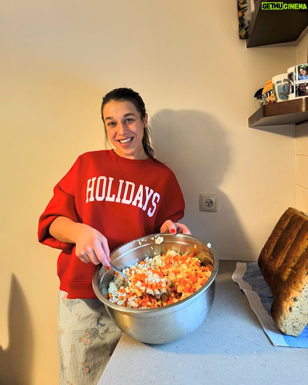 Joanna Jędrzejczyk Instagram - Jarzynowa zrobiona ✅ Za chwilę przygotowujemy serniczek Dziś zamieniam matę i oktagon na walkę w kuchni mamy 👩🏻🍳 Lista rzeczy do przygotowania długa ale fajnie jest troszeczkę zwolnić, spędzić czas w rodzinnym domu w gronie najbliższych przygotowując się do Wigilii 🎄 Jarzynowa już zrobiona? Team 🫛 czy 🌽? … #jarzynowa #wigilia #czasświąt #homesweethome🏡 Gmina Purda