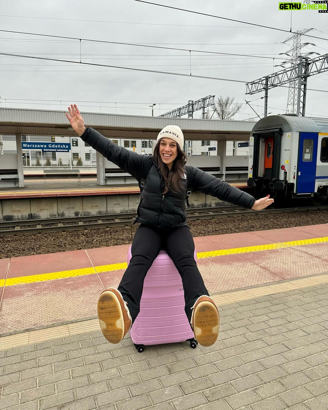Joanna Jędrzejczyk Instagram - Mamy to!✌🏼 Ostatnia biznesowa podróż w tym roku. 🚗 dziesiątki tysięcy przejechanych kilometrów 🛩️ kilkadziesiąt godzin w samolotach 👫🏻 nowe znajomości 📖 nowa wiedza 📄 nowe podpisane umowy i współprace 📈 nowe projekty 🎞️ nowe produkcje i kampanie ❣️ wzloty i upadki Rok bogaty w nowe doświadczenia Finalnie czas dla rodziny i przyjaciół, na odpoczynek oraz ładowanie baterii aby w nowy roku wejść ze świeżą energią 🪫🔋 Ostatnie dni picowania chaty, zdobienia pierniczków, ozdabiania choinki i lepienia pierogów 👩🏻🍳 Uwielbiam ten przedświąteczny czas 🎄 Jak uda Wam finalne przygotowania do świąt?☺️ … always working | businesswoman | Christmas time | #przedświątecznyczas #christmastime Warszawa Gdańska