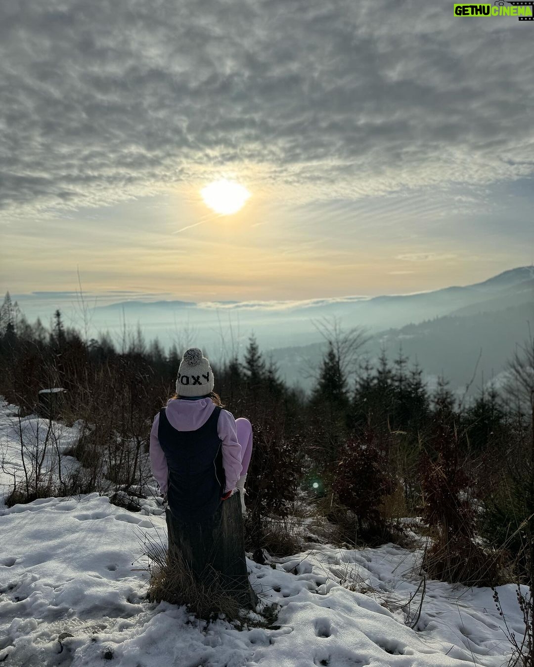 Joanna Jędrzejczyk Instagram - Hej 👋🏼 Słońce wstaje codziennie dla każdego z nas!☀️ Poranne szybkie wejscie wejście na Kozią Górę z @patrycja_fc i wyjazd do Warszawy na przemówienie, a wieczorem wyjście na @kleksacademy_official na zaproszenie @kawul_ksw 📽️ To będzie długi ale jakże bogaty i ekscytujący dzień❤️ Dużo dziś macie zadań do wykonania?👋🏼 #motivational Kozia Góra