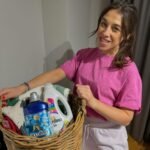 Joanna Jędrzejczyk Instagram - Cześć, jak Wasze przygotowania do Świąt?🎄 U mnie jak zawsze bardzo intensywny okres… praca, trening, rehabilitacja, spotkania biznesowe, a do tego trzeba zadbać o dom. W codziennym praniu pomaga mi Coccolino. To dynamiczna kombinacja płynów do płukania i żeli do prania, które nie tylko zapewniają długotrwałą świeżość i intensywne zapachy, ale także dbają o tkaniny oraz kolory. Płyny do płukania Coccolino z technologią Pro Fibre nadają ubraniom wyjątkową miękkość, chronią kształt i intensywność kolorów, a także zapobiegają elektryzowaniu się tkanin. Żele do prania Coccolino Care z Bio Care Serum efektywnie usuwają plamy nawet w zimnej wodzie, pielęgnują włókna tkanin, utrzymują intensywne kolory i pomagają zachować kształt ubrań. Oba produkty tworzą kompleksową ochronę dla moich ubrań. [REKLAMA] #coccolino #pokochajswojeubrania #dbanieoubrania