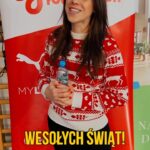 Joanna Jędrzejczyk Instagram - 🎅🎄🎁 To były wyjątkowe Mikołajki dla mieszkańców Dąbrowy Białostockiej. Z samego rana @joannajedrzejczyk razem ze swoją JJ Stars Foundation wyruszyła w kolejną magiczną podróż w poszukiwaniu „grzecznych dzieci”. Towarzyszył im Święty Mikołaj z workiem pełnym prezentów, które przygotowano dla dzieci z miejscowej Szkoły Podstawowej. Dziękujemy partnerom fundacji za ich bezcenne wsparcie i pomoc w zorganizowaniu wydarzenia. Dzięki hojności Gminy Dąbrowa Białostocka, @sokolkaoknaidrzwi, @crepprotect, @zywieczdroj, @premium_rosa, @novdom_pl, @mylabs_pl, @skstore.pl, @exxoagency i Sokółka TV - udało się stworzyć niezapomniane wydarzenie! Reklama #Mikołajki #Pomagamy #JJStars #foundation #DąbrowaBiałostocka #christmas #joannajedrzejczyk Dabrowa Białostocka, Bialystok, Poland