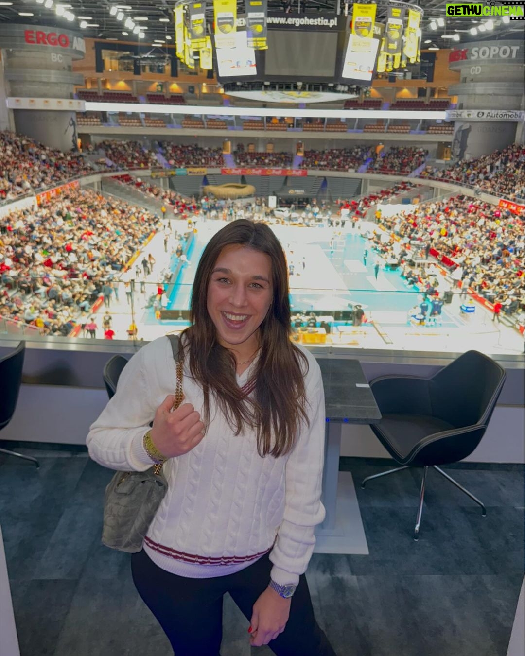 Joanna Jędrzejczyk Instagram - weekend w Trójmieście zakończony sportowymi emocjami @treflgdansk vs @zaksaofficial w miłym towarzystwie 🏐 dziękuję prezesie @dariusz.gadomski za zaproszenie i gratuluję zwycięstwa🏆 Cudowna jest nasza 🏐 PS @mariuszpaszkiel gratuluję podpisania kontraktu i wspierania sportowców Jak wasz weekend?🫶🏻 …. #siatkówka ERGO ARENA