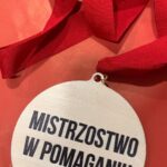 Joanna Jędrzejczyk Instagram - W sporcie, tak jak w Szlachetnej Paczce, kluczowe jest działanie zespołowe 💪🏻   Joanna Jędrzejczyk, Aleksandra Mirosław i Bartosz Zmarzlik wiedzą o tym najlepiej, dlatego w tym roku wzięli udział w wyjątkowych mistrzostwach... w pomaganiu ❤   Zajrzyj za kulisy przygotowań tej sportowej PACZKI! 👆🏻🎁 Ty też możesz zostać mistrzem i mistrzynią pomagania! Wejdź na 👉🏻 SZLACHETNAPACZKA.PL i wybierz Rodzinę, dla której przygotujesz PACZKĘ. #SzlachetnaPaczka #PaczkujeMY #Paczka2023 #MistrzostwaWPomaganiu