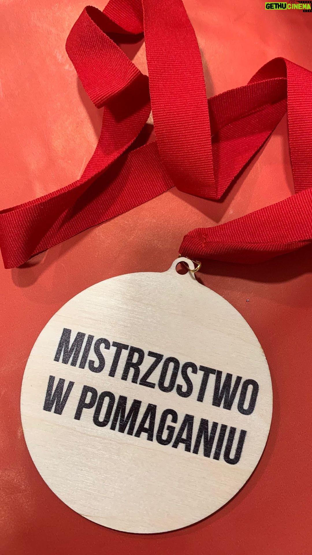 Joanna Jędrzejczyk Instagram - W sporcie, tak jak w Szlachetnej Paczce, kluczowe jest działanie zespołowe 💪🏻 Joanna Jędrzejczyk, Aleksandra Mirosław i Bartosz Zmarzlik wiedzą o tym najlepiej, dlatego w tym roku wzięli udział w wyjątkowych mistrzostwach... w pomaganiu ❤ Zajrzyj za kulisy przygotowań tej sportowej PACZKI! 👆🏻🎁 Ty też możesz zostać mistrzem i mistrzynią pomagania! Wejdź na 👉🏻 SZLACHETNAPACZKA.PL i wybierz Rodzinę, dla której przygotujesz PACZKĘ. #SzlachetnaPaczka #PaczkujeMY #Paczka2023 #MistrzostwaWPomaganiu