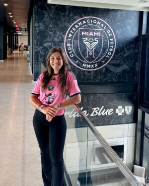 Joanna Jędrzejczyk Instagram - pleasure watching @intermiamicf players train live, and meeting some of them🫶🏼 thanks @ufc for always engaging me in the coolest activities

INTER MIAMI CF | UFC

#intermiami #intermiamicf #ufc299 #ufcmiami