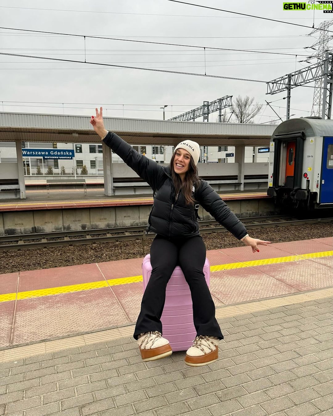 Joanna Jędrzejczyk Instagram - Mamy to!✌🏼 Ostatnia biznesowa podróż w tym roku. 🚗 dziesiątki tysięcy przejechanych kilometrów 🛩️ kilkadziesiąt godzin w samolotach 👫🏻 nowe znajomości 📖 nowa wiedza 📄 nowe podpisane umowy i współprace 📈 nowe projekty 🎞️ nowe produkcje i kampanie ❣️ wzloty i upadki Rok bogaty w nowe doświadczenia Finalnie czas dla rodziny i przyjaciół, na odpoczynek oraz ładowanie baterii aby w nowy roku wejść ze świeżą energią 🪫🔋 Ostatnie dni picowania chaty, zdobienia pierniczków, ozdabiania choinki i lepienia pierogów 👩🏻🍳 Uwielbiam ten przedświąteczny czas 🎄 Jak uda Wam finalne przygotowania do świąt?☺️ … always working | businesswoman | Christmas time | #przedświątecznyczas #christmastime Warszawa Gdańska
