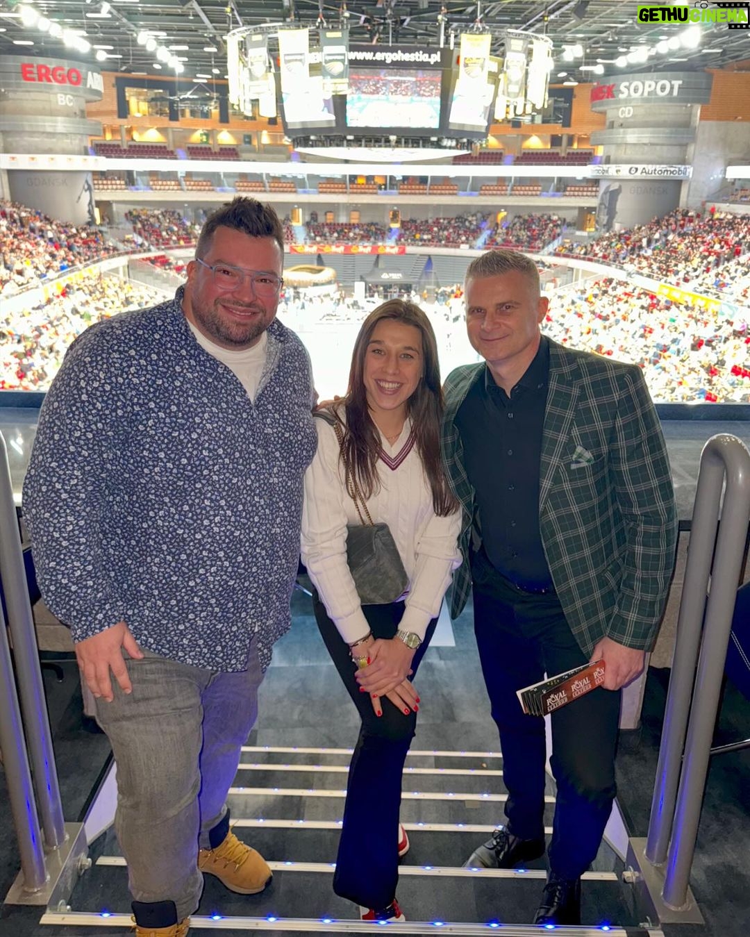 Joanna Jędrzejczyk Instagram - weekend w Trójmieście zakończony sportowymi emocjami @treflgdansk vs @zaksaofficial w miłym towarzystwie 🏐 dziękuję prezesie @dariusz.gadomski za zaproszenie i gratuluję zwycięstwa🏆 Cudowna jest nasza 🏐 PS @mariuszpaszkiel gratuluję podpisania kontraktu i wspierania sportowców Jak wasz weekend?🫶🏻 …. #siatkówka ERGO ARENA