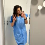 Joanna Jędrzejczyk Instagram – Nooo dobra! Dziś u mnie trochę paniki i kilka siwych włosów bo nie cierpię rezonansu🫨 

Niby klaustrofobii nie mam ale w rezonansie… głowa mi wariuje i obiecywałam sobie, że to ostatni rezonans magnetyczny w moim życiu. No chyba, że na każdy kolejny będę usypiana😉

Plusem jest to, że wynik rezonansu już mam, a za dwa tygodnie lecę do Bielska na wizytę u dr Brzóski. Liczę na to, że dostanę zielone światło do 100% powrotu do treningów na najwyższym poziomie🚦 Tęsknię za MMA, boksowaniem, grapplingiem, rajdami i startami w zawodach🏆 

Każdy z nas jest inny i ma inne potrzeby
ale 20 lat w sporcie odbiły pozytywne chyba piętno w moim życiu bo potrzebuję tej sportowej dyscypliny, ryzyka, adrenaliny, rywalizacji do ‚normalnego’ (jak dla mnie) funkcjonowania w życiu codziennym.🫶🏻

Osiągajcie swoje prywatne mistrzostwa świata każdego dnia. Tak dla siebie – motywując i zapalając przy tym innych do walki o siebie, swoje marzenia czy zmiany.🥇

PS wasze najgorsze badanie? 🔬

Hmm przyznajcie, że w niebieskim mi do twarzy.🩵

Moje cele sportowe na przyszły rok?
🥋 powrót na mate i treningów jiu jitsu oraz debiutancki udział w zawodach
🚗 powrót do rajdówki
… może nie przyszłym rok ale na 40-stkę walka w MMA/UFC 😉😎 nie rodzina mnie ukatrup*
….
#rezonans #rezonansmagnetyczny #powrotdoformy #powrotdozdrowia #lifegoals Otwock