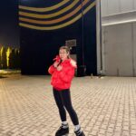 Joanna Jędrzejczyk Instagram – Yay! Mam i ja koniec roboczego dnia🤗 Dziś spędziłam 13 h na planie filmowym do nowego projektu w którym wcieliłam się w tajemniczą wojowniczkę 🦸🏻‍♀️ Czekamy na efekty.

Jak ja lubię wychodzić z własnej strefy komfortu i stawiać czoła nowym wyzwaniom w różnych rolach🎥

Bardzo dziękuję za zaangażowanie każdemu na dzisiejszym planie. Przyjemność pracować w takich warunkach🫶🏻
Jak wasz dzień?
Śpijcie dobrze 💤 
….
#bigproject #newiscoming #workworkwork Warsaw, Poland