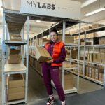 Joanna Jędrzejczyk Instagram - no dzien dobry 👋🏼 U mnie sobota pracująca w MYLABSOWYM magazynie🦺 przygotowujemy się do BlackFriday, świąt i jak zawsze czuwamy nad jakością od wyboru składników, po proces produkcyjny i finalny produkt który trafia do Was🖤 Dumna jestem z @mylabs_pl i cieszę się że mogę dzielić się z Wami moim mistrzowskim sportowym doświadczeniem🫶🏻 Jesteśmy Polską marką, produkujemy nasze produkty w Polsce i je testujemy!🇵🇱🧪💊 Jakie macie weekendowe plany🤩 Marka własna …. #ceolife #ceo #pracowityweekend #selfdevelopment #magazyn Olsztyn, Poland
