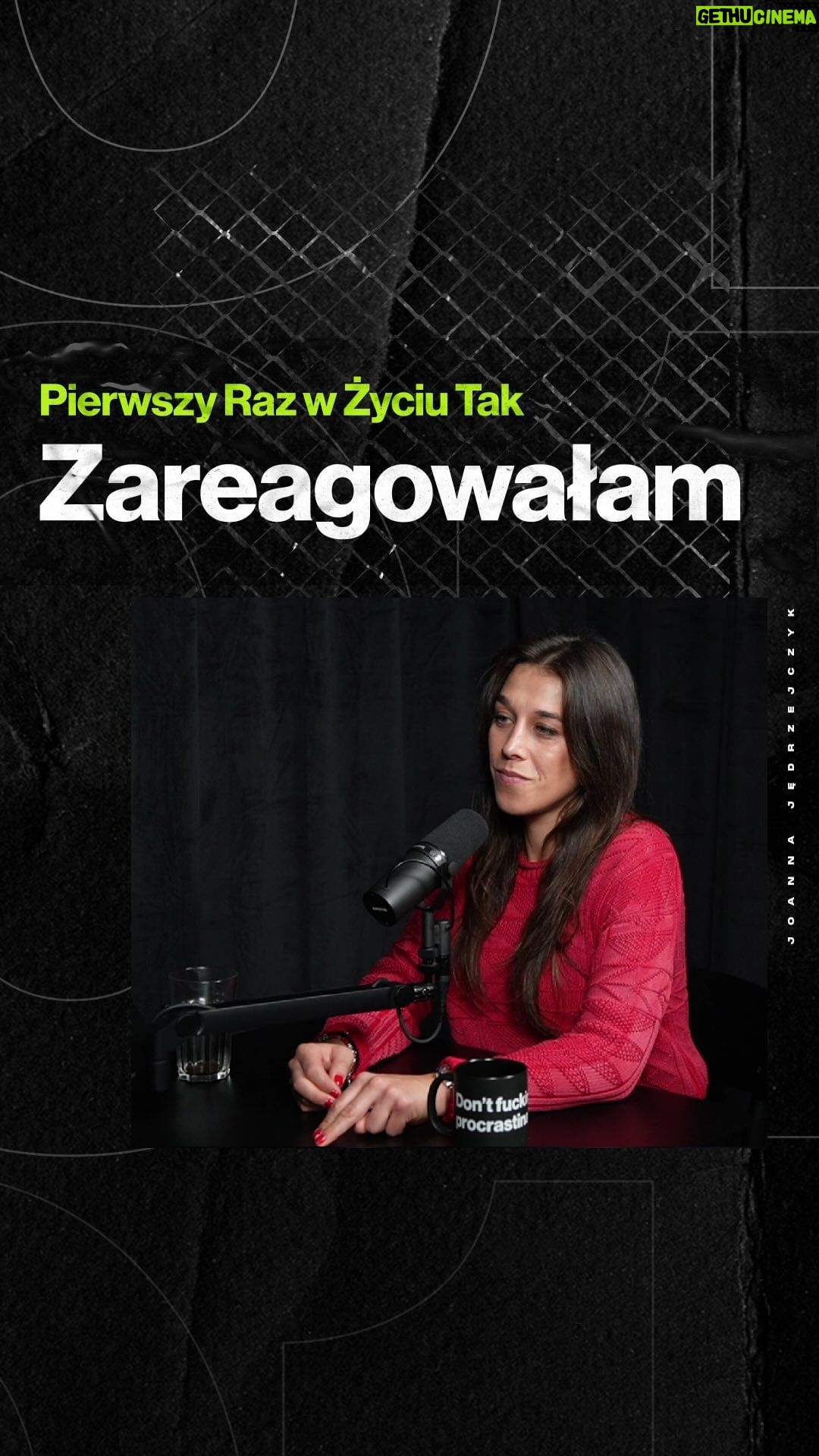 Joanna Jędrzejczyk Instagram - W jutrzejszy wtorek o 19:00 dropuje podcast z Joanną Jędrzejczyk. Tym razem rozmawiamy o tym, dlaczego motywacja nie ma sensu i co zrobić, gdy nie masz już sił. Joanna opowiada o cenie, którą trzeba zapłacić za bycie najlepszym, o tym, jak znaleźć sens w życiu i dlaczego nam się nie chce. Gadamy też o emeryturze sportowca, sterydach, wyrzeczeniach, filmie „Lęk” i wielu, wielu innych. Zapraszam! #MMA #sport #kickboxing #ufcchampion #mmafighter #polishathlete #trener #trening #zdrowie #muaythai #boxing #boks #zawodysportowe #siłownia #dyscyplina #coach #sportywalki #sportowiec #mistrzostwa #jjstarsfoundation #fundacjajjstars #charity #charitywork #motywacja