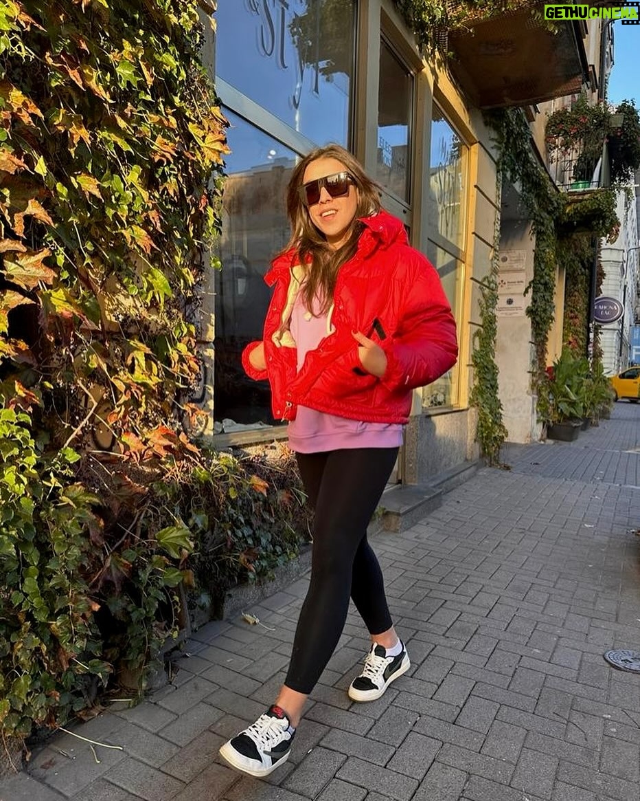Joanna Jędrzejczyk Instagram - hello Monday! hello Warsaw!☀️👋🏼☺️ jaki piękny i słoneczny dzień jak wasze nastawienie w nowym tygodniu? udało Wam się wyrwać jakieś dodatkowe wolne?🙋🏻♀️ … #warsaw #warszawa #travisscottjordan1 #travisscott Warszawa