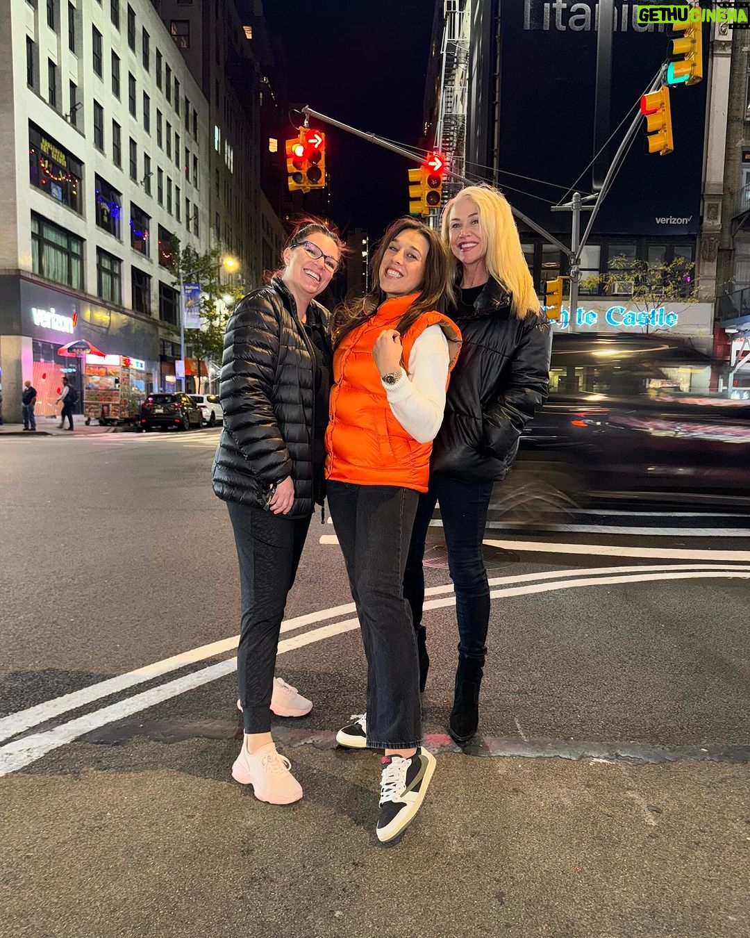 Joanna Jędrzejczyk Instagram - 🖤🧡🖤 NYC with my beautiful ladies … #nycbynight #nybynight #nystreets