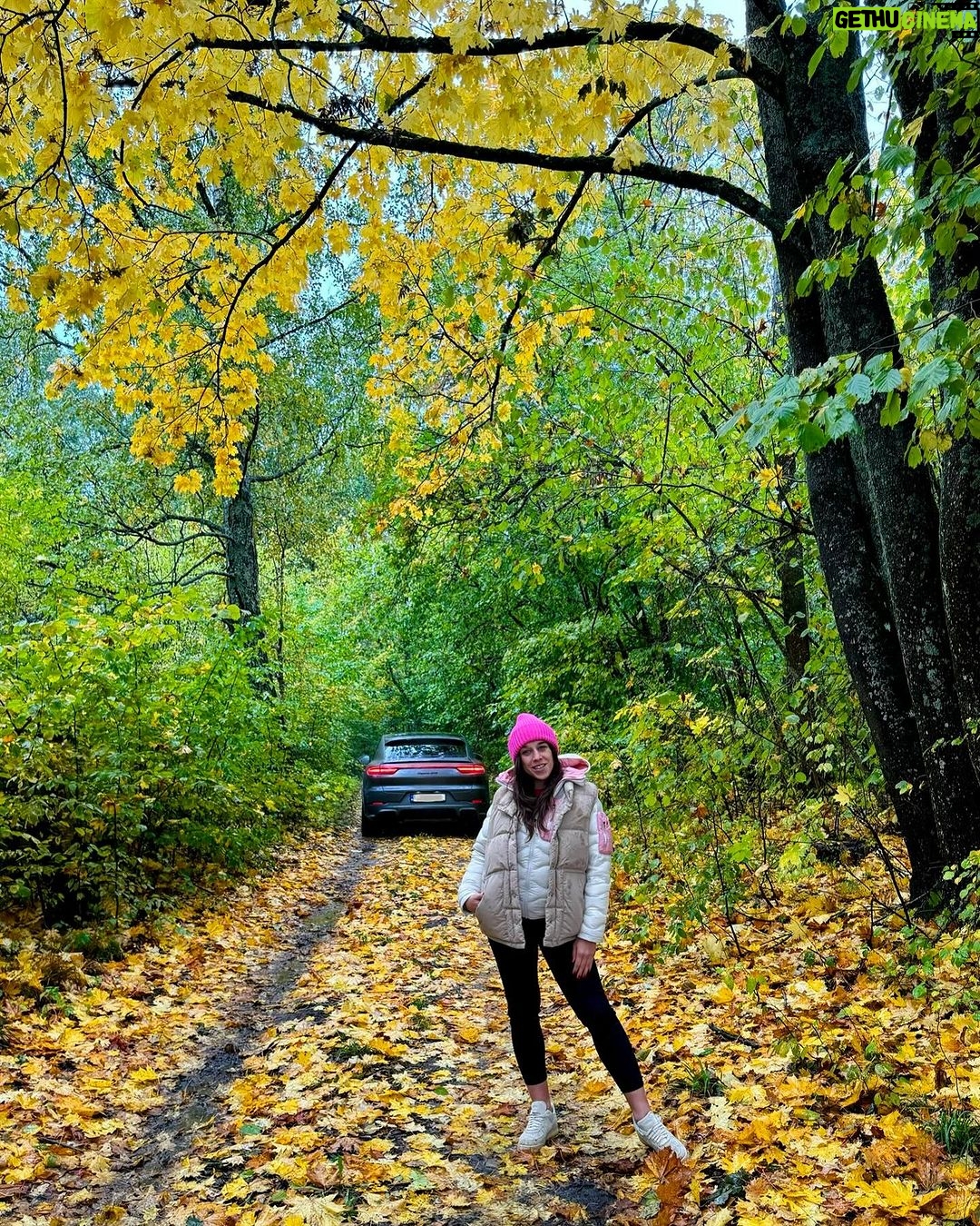 Joanna Jędrzejczyk Instagram - Zimny i deszczowy, ale jakże piękny jesienny dzień🍂🍁 Pomimo, iż dziś wolna niedziela to u mnie pracowicie i objazdowo. Plusem jest to, że stawiam sobie nowe wyzwania i otwieram się na nowe kierunki rozwojowe. Ale tak sobie głośno myślę… czy poza moimi działaniami biznesowymi z moją marką suplementów Mylabs, działaniami marketingowo-telewizyjno- fundacyjnymi… może stworzyć idealne miejsce do wypoczynku czy treningu?! Najlepiej w urokliwym miejscu gdzieś nad jeziorem lub lesie na Warmii i Mazurach? Odwiedzalibyście mnie? Lubicie wypoczynek na łonie natury, blisko wody i lasów? Czy może jednak miasto i w pełni rozwinięta infrastruktura to w dzisiejszych czasach takie „must have” ?! … #pieknazlotajesien #złotajesień #zlotajesien #warmiaimazury #warmiamazury Święta Lipka