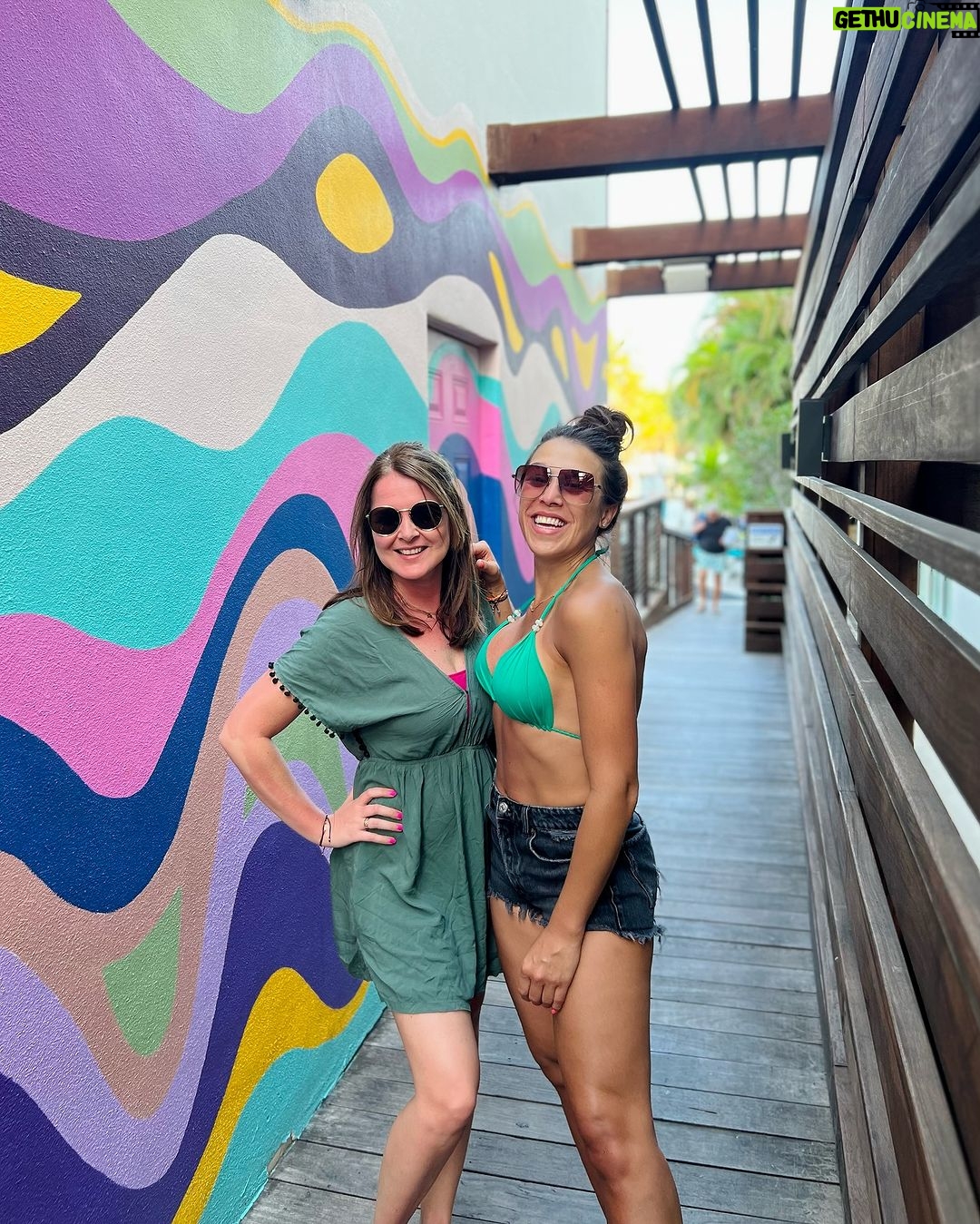 Joanna Jędrzejczyk Instagram - Miami Vibes 🌴 bliźniaczki, a zupełnie inne ale co najważniejsze, że zawsze za i ze sobą!🫶🏼 Siostrzana miłość jest nierozerwalna - @ostrowska_kasia @ewa.jedrzejczyk.10 ❤️❤️ love you girls PS jak wasze relacje z rodzeństwem ? SISTERS | TWINS | TWIN SISTER | ALWAYS BY MY SIDE #sisters #twins #twinsister #siblings #miamisouthbeach South Beach Miami