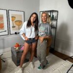 Joanna Jędrzejczyk Instagram – powrót do Polski nie oznacza powrotu do domu🥹 jeszcze dwa dni i faktycznie do niego wrócę po prawie dwutygodniowej nieobecności🏡 ale odwiedzam odjechane miejsca, spotykam wspaniałych ludzi i doświadczam nowych rzeczy w swoim życiu

pędzę właśnie z Warszawy do Karpacza na przemowę ale dzisiejszego poranka byłam gościnią @aniakolasinska w podkaście @rozmowywdresie 🎙️ Nie mogę się doczekać tej rozmowy, a Ani dziękuję za sposób jej poprowadzenia, przygotowanie się do niej i wartość. Dziękuję za otwartość, szczerość i łzy. Zaskoczona byłam jak szybko udało mi się wejść w rozmowę z Anią i jej cudownym mezem @bartekszemraj jeszcze nawet przed głównym nagraniem 🙏🏼 obserwujcie tą #powercouple bo zachęcają do zmian, motywują i inspirują🔝

Także sobie życzę szerokości, a Wam dobrego wieczoru🌟

💄 by @majaadamiak 
…
#busybusy #podcasting Warszawa