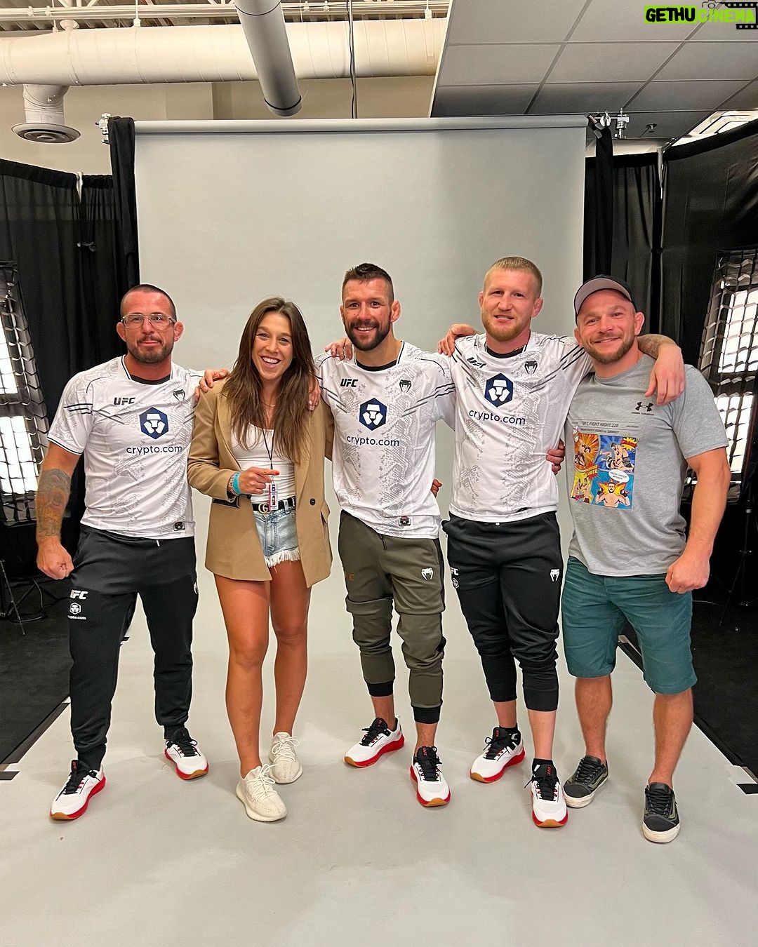 Joanna Jędrzejczyk Instagram - kolejne zwycięstwo @mateusz_gamrot w UFC!🔥 zdecydowanie Mateusz planowal zwyciężyć walkę w innym stylu ale przygotowywał się do walki z RF z każdej strony (siły, szybkości, taktyki, kondycji ale i również obrony, która okazała się bardzo skuteczna) Cieszmy się! Mateusz awansuje w rankingach i przybliża się do walki o tytuł mistrzowski🏆 #winiswin #winner #ufc #mateuszgamrot UFC Apex