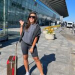 Joanna Jędrzejczyk Instagram - Ahoj, przygodo!🛩️ Zapowiada się wesoło, bo już doszło do opóźnienia lotu, zmiany trasy i przewoźnika🙄 Lekki stresik jest (nie związany z podróżą) ale chyba wyzwanie przed jakim staje jest dużooooo wiekszę i to mnie napędza do wychodzenia z własnej strefy komfortu 📕 Tak że pierwszy przystanek - BOSTON i @harvardhbs , a we wtorek VEGAS i oczywiście fight week oraz walka naszego przyszłego mistrza @mateusz_gamrot 🏆 Często dostaje pytania o moje nastawienie i motywację. Ciężko mi na nie odpowiedziec. Może to strach? No właśnie przed czym? Chyba tylko przed sobą, własnymi marzeniami i ograniczeniami. Bo żałować, to można rzeczy których się nie zrobiło, slow których się nie wypowiedziało, miejsc których się nie odwiedziło, czy zaprzepaszczonych szans. Ostatnio rozmawiałam o tym z jednym z moich ulubionych dziennikarzy @mmturski 🎙️ rozmowa już wkrótce na @kanalsportowy_official ale myślę że z Maciejem nas dużo łączy w tematyce podejścia do samorealizacji 🌟 Am I right Maciej?😏 Co do odpowiedzi na te pytania - to życie mnie napędza do działania, to ze każdego dnia mam szanse A. Być lepszy człowiekiem i B Kobietą która osiąga swoje codzienne małe mistrzostwa świata 💫 #skyisthelimit Do usłyszenia 🤗 PS Martus @chaos_martaaa dziękuje za piękny prezent i podróżniczy set🖤 … #selfimprovement #catchinganotherflight #onatrip #traveladdict #travelingagain Lotnisko Chopina
