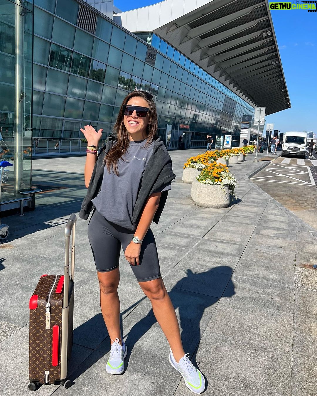 Joanna Jędrzejczyk Instagram - Ahoj, przygodo!🛩️ Zapowiada się wesoło, bo już doszło do opóźnienia lotu, zmiany trasy i przewoźnika🙄 Lekki stresik jest (nie związany z podróżą) ale chyba wyzwanie przed jakim staje jest dużooooo wiekszę i to mnie napędza do wychodzenia z własnej strefy komfortu 📕 Tak że pierwszy przystanek - BOSTON i @harvardhbs , a we wtorek VEGAS i oczywiście fight week oraz walka naszego przyszłego mistrza @mateusz_gamrot 🏆 Często dostaje pytania o moje nastawienie i motywację. Ciężko mi na nie odpowiedziec. Może to strach? No właśnie przed czym? Chyba tylko przed sobą, własnymi marzeniami i ograniczeniami. Bo żałować, to można rzeczy których się nie zrobiło, slow których się nie wypowiedziało, miejsc których się nie odwiedziło, czy zaprzepaszczonych szans. Ostatnio rozmawiałam o tym z jednym z moich ulubionych dziennikarzy @mmturski 🎙️ rozmowa już wkrótce na @kanalsportowy_official ale myślę że z Maciejem nas dużo łączy w tematyce podejścia do samorealizacji 🌟 Am I right Maciej?😏 Co do odpowiedzi na te pytania - to życie mnie napędza do działania, to ze każdego dnia mam szanse A. Być lepszy człowiekiem i B Kobietą która osiąga swoje codzienne małe mistrzostwa świata 💫 #skyisthelimit Do usłyszenia 🤗 PS Martus @chaos_martaaa dziękuje za piękny prezent i podróżniczy set🖤 … #selfimprovement #catchinganotherflight #onatrip #traveladdict #travelingagain Lotnisko Chopina