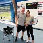 Joanna Jędrzejczyk Instagram - dziękuję trenerze za kolejną cenną lekcję!🎾 Dziś zamiast porannego biegania czy siłowni wybrałam się na trening tenisa. Kocham chyba wszystkie sporty ale tenis stał się moją odskocznią i terapią. Zaczęłam naukę dopiero dwa lata temu, jeszcze w covidowych obostrzeniach ale mega mnie to wciągnęło. Co prawda jeszcze dochodzę do pełnej sprawności po operacji i nie ma mowy o używaniu ręki lewej ale krok po kroku ogarniam jednoręczny backhand i slice 🤗 Macie swoj ulubiony sport odskocznię?😃 PS w weekend w @houseoftennis_bartag odbędzie się kolejny tenisowy turniej TOP BARTĄG OPEN🎾 wpadajcie po tenisowe emocje …. #szkołatenisa #szkolatenisa #tenis #houseoftenis #tenisolsztyn House of Tennis