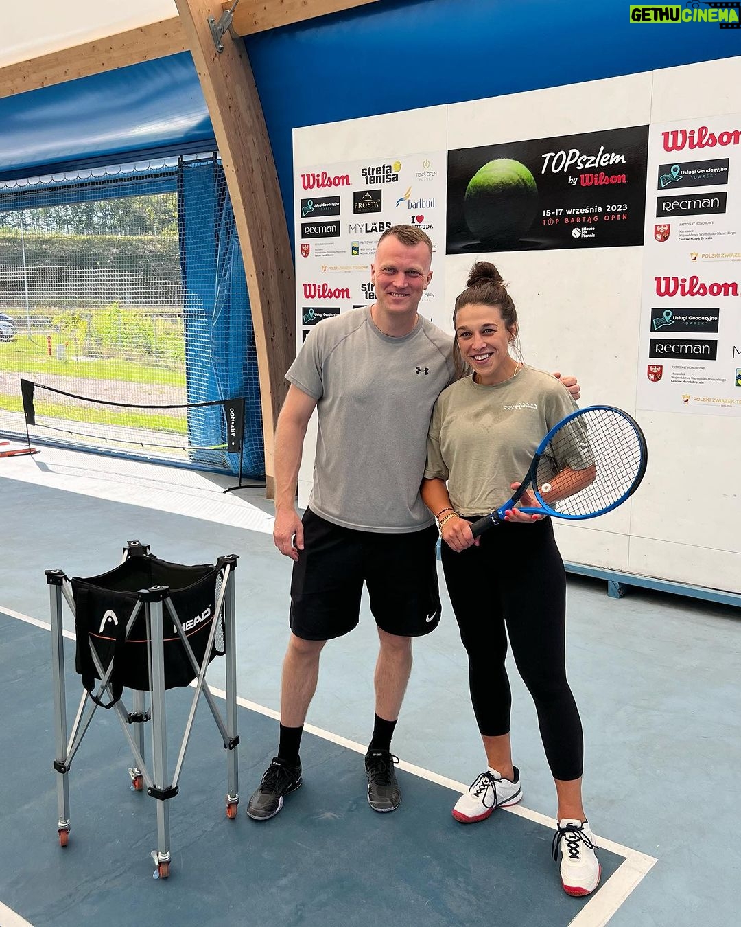 Joanna Jędrzejczyk Instagram - dziękuję trenerze za kolejną cenną lekcję!🎾 Dziś zamiast porannego biegania czy siłowni wybrałam się na trening tenisa. Kocham chyba wszystkie sporty ale tenis stał się moją odskocznią i terapią. Zaczęłam naukę dopiero dwa lata temu, jeszcze w covidowych obostrzeniach ale mega mnie to wciągnęło. Co prawda jeszcze dochodzę do pełnej sprawności po operacji i nie ma mowy o używaniu ręki lewej ale krok po kroku ogarniam jednoręczny backhand i slice 🤗 Macie swoj ulubiony sport odskocznię?😃 PS w weekend w @houseoftennis_bartag odbędzie się kolejny tenisowy turniej TOP BARTĄG OPEN🎾 wpadajcie po tenisowe emocje …. #szkołatenisa #szkolatenisa #tenis #houseoftenis #tenisolsztyn House of Tennis