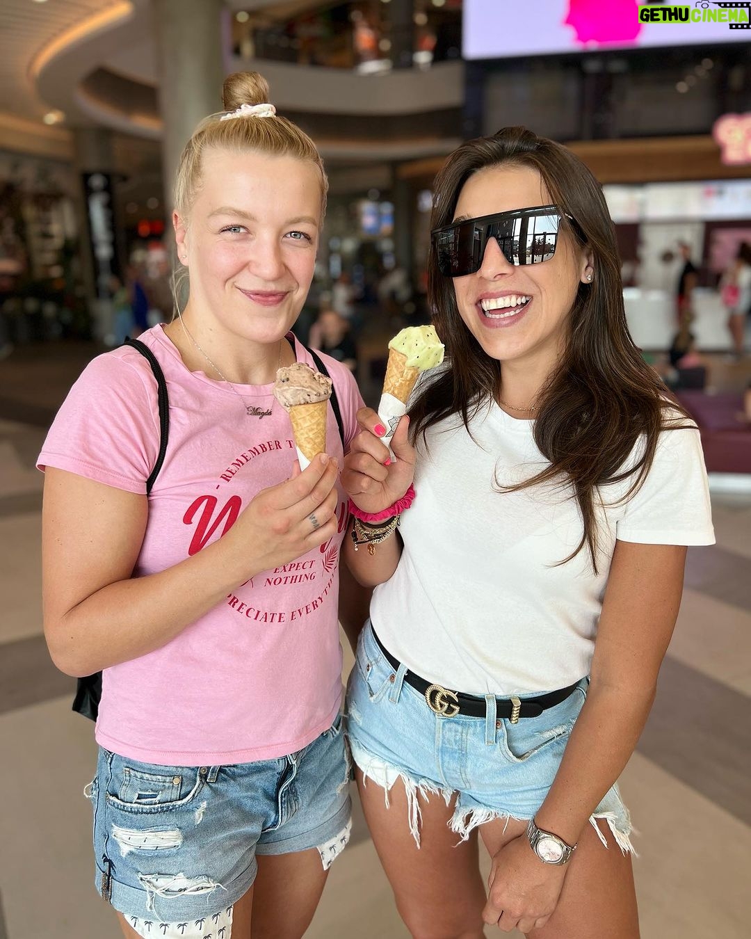 Joanna Jędrzejczyk Instagram - Dziś na liście moich miejsc pracy był Kraków!🏰 Szkoda, że tylko na kilka godzin ale jakże cennych. Szybki obiad i lody z @rakus17 i @olszewski_bjj, a następnie wieczorne wystąpienie na Tauron Arenie dla @wyzwanie90dni podczas Szkoły wygranych🎙️ Cieszę się, że mogę motywować i spędzać z Wami czas. Dziękuję za niesamowitą energię i rozmowę. Bądźmy dla siebie wsparciem, inspiracją i motywacją każdego dnia. Teraz kierunek Zakopane⛰️A wy gdzie spędzacie weekend? … #krakow #kraków #cracow #friendstime Kraków, Poland