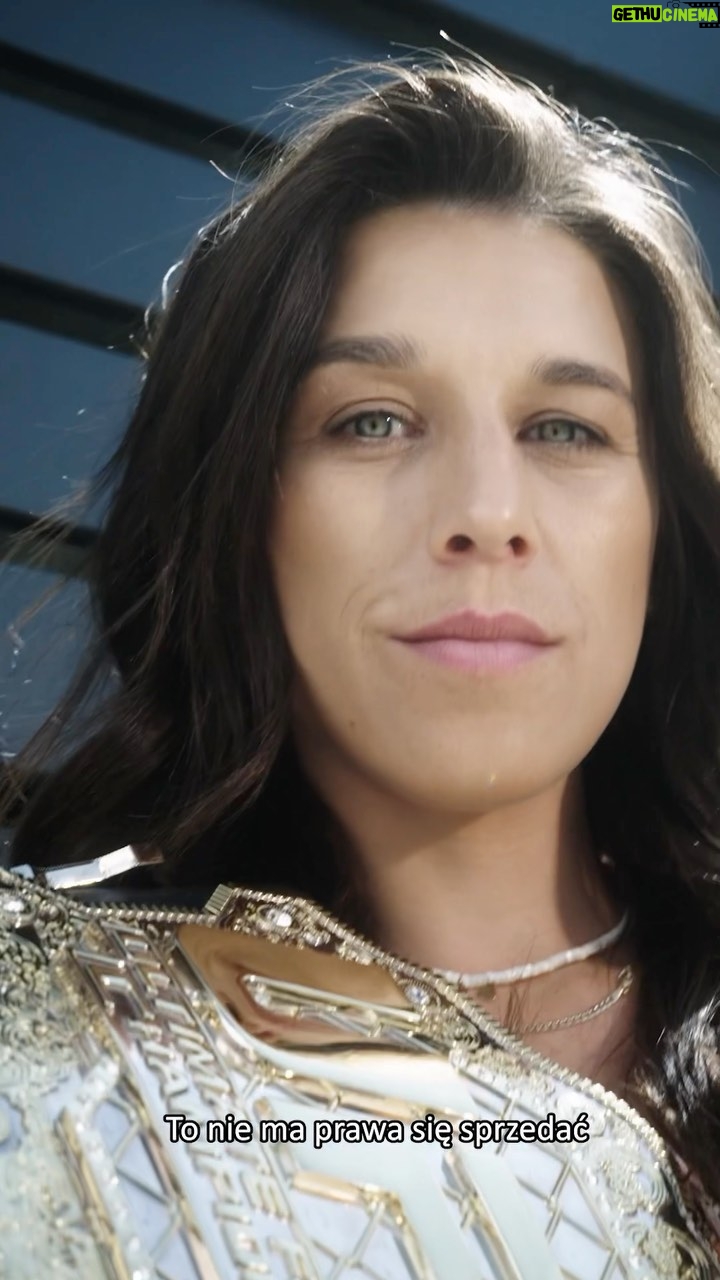 Joanna Jędrzejczyk Instagram - Wiele kobiet żyje w poczuciu, że muszą spełniać oczekiwania innych. Tym samym często zapominają o sobie i swoich marzeniach. W najnowszym spocie redakcji @wp_kobieta wystąpiłyśmy jako kobiety, które udowadniają, że można wyjść ze schematu i podążać własną drogą. Wszystkie zgodnie mówimy „nie muszę” i robimy swoje. Wraz z Joanna Racewicz, Marta Burdynowicz i Adrianna Skoneczna - jesteśmy kobietami, które doskonale wiedzą, jak spełniać marzenia, nie oczekiwania.❣️ Trzymam kciuki i za Was moje kobietki #NIEMUSZĘ #WSZECHMOCNE Poland