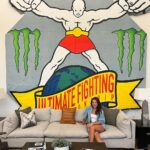 Joanna Jędrzejczyk Instagram - Moja szybka (4 dniowa) podróż do Vegas właśnie dobiega końca i za chwilę wskakuję do samolotu🛩️ Ten wyjazd był dla mnie trochę albo może nawet bardziej niż trochę pełen emocji, wspomnień i powrotu do przeszłości mojej kariery sportowej oraz sporego wyróżnienia. O którym więcej może wkrótce😉 Tęsknię za sportem, a bardziej za karierą sportową bo przecież sport mam we krwi i uprawiam go codziennie.☺️ Cieszę się że @ufc utrzymuje mnie cały czas w zajętości i przy sobie. Kocham też wracać do Vegas, miasta gdzie wszystko się narodziło. Także doba, a może dwie w domu i uciekam do Niemiec następnie do Bostonu na Harvard, a następnie ponownie do Vegas na walkę naszego przyszłego Mistrza UFC @mateusz_gamrot 🏆 (i może kolejnego polskiego zawodnika ;)) Także dobrej nocy😘 PS jak obstawiacie kolejne zwycięstwo GAMERA?⤵️ …. 🩵 @zaquad #headingbackhome #flightbackhome #ufcfighter #ufcapex #legacy reklama Las Vegas, Nevada