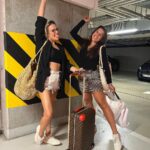 Joanna Jędrzejczyk Instagram – pracusie – do późnych godzin 💃🏻💃🏼

ja wróciłam z przemówienia  w Karpaczu, a Oldżitka @olga.lasak z kolejnej produkcji TV📺 

Wy już w łóżkach?🤗
życzymy Wam dobrej nocy😘
…
#busybusy #friendsgoals #nightnight Warszawa